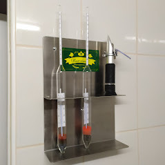 Cukromery na nerezovom držiaku v minipivovare Harvánek