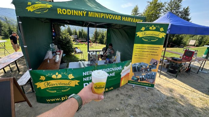 Stánok minipivovaru Harvánek na pivnom festivale, v popredí pohár čapovaného piva